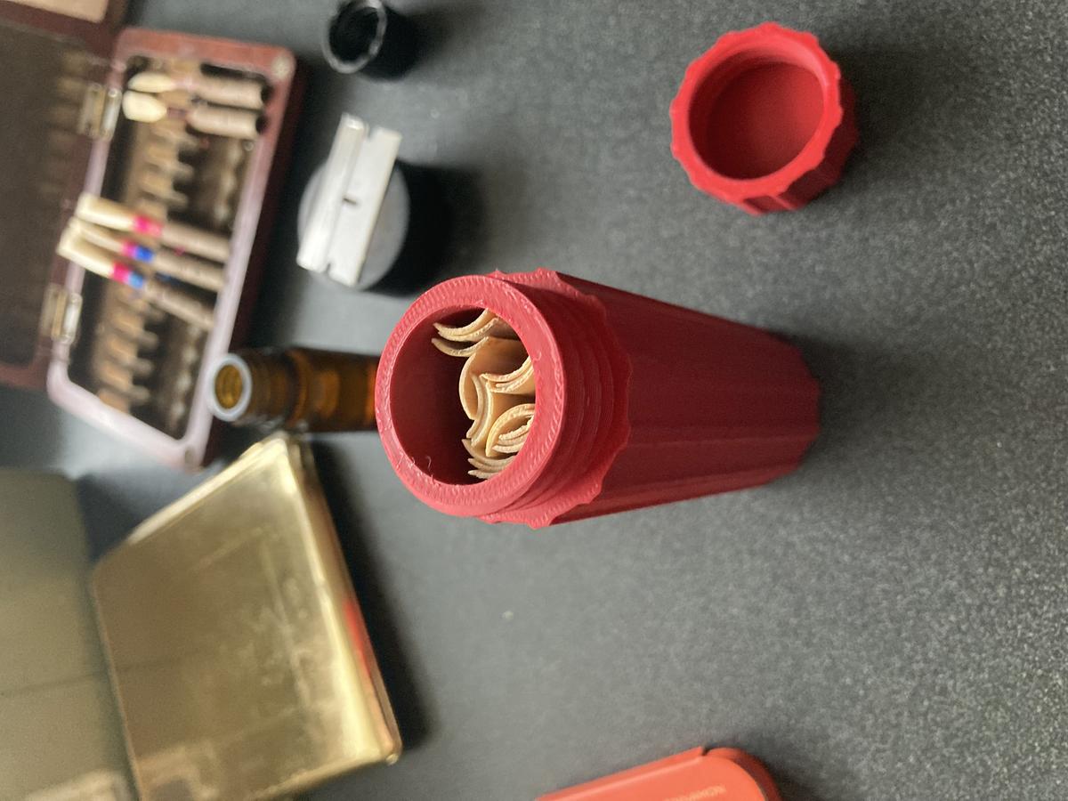 Reed soaking container